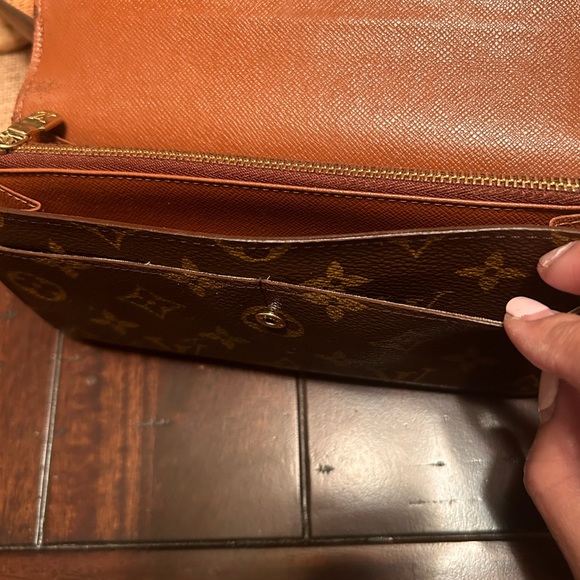 Authentic Louis Vuitton Monogram Portefeiulle Sarah long bifold wallet. - Picture 12 of 15